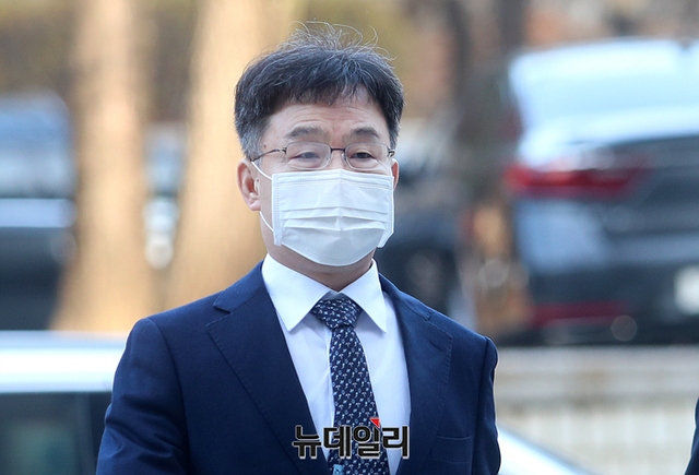 ▲ 화천대유자산관리 대주주 김만배가 25일 오전 서울 서초구 중앙지방법원에서 열린 대장동 개발 사업 로비·특혜 의혹 관련 1심 속행 공판에 출석하고 있다.ⓒ정상윤 기자