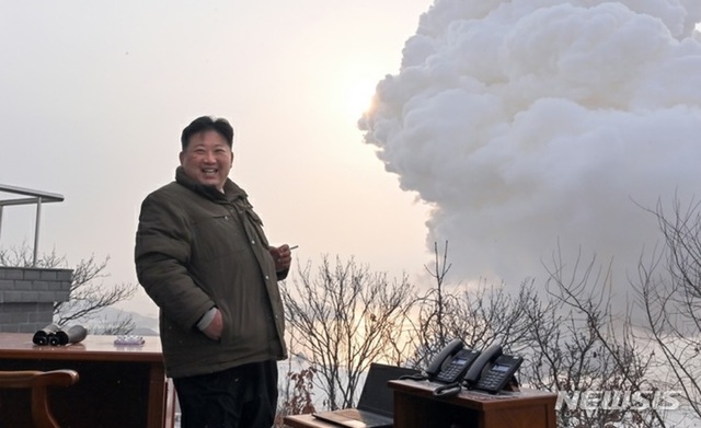 ▲ 북한이 16일 서해 위성발사장에서 대출력 고체연료 발동기(로켓엔진) 지상분출시험에 성공했다고 밝혔다. 현장에 참관한 김정은 국무위원장. ⓒ뉴시스
