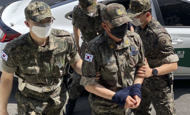 ▲ 공군 부사관 성추행 피해 사망 사건 관련 2차 가해 혐의를 받는 공군 제20전투비행단 소속 노 모 준위가 지난해 6월 12일 서울 용산구 국방부 보통군사법원에서 열린 구속 전 피의자심문(영장실질심사)에 출석하는 모습. ⓒ연합뉴스