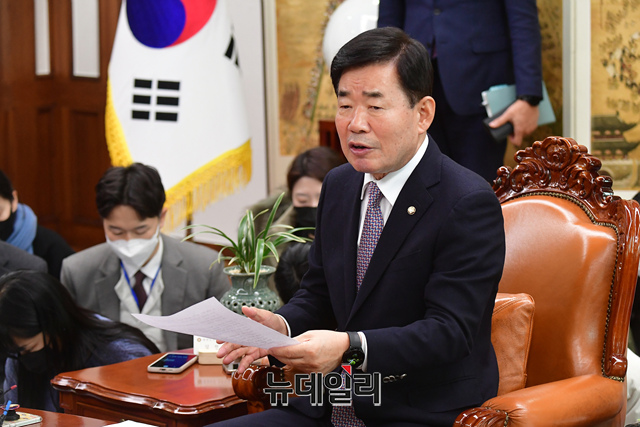 ▲ 김진표 국회의장, 주호영 국민의힘 원내대표, 박홍근 더불어민주당 원내대표가 16일 오후 국회 의장실에서 열린 여야 원내대표 회동에서 대화를 나누고 있다. ⓒ이종현 기자