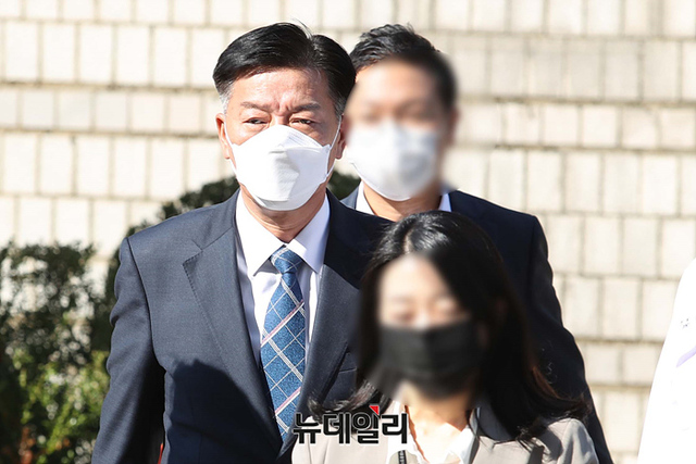 ▲ 서해 공무원 피격 사건과 관련해 직권남용, 허위공문서작성, 사자명예훼손 등 혐의를 받고 있는 김홍희 전 해양경찰청장이 지난 10월 21일 오후 서울 서초구 중앙지법에서 열린 구속 전 피의자심문(영장실질심사)에 출석하고 있다. ⓒ뉴데일리DB