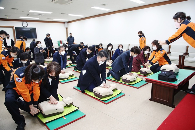 ▲ 대구시의회(의장 이만규)는 시의회 2층 회의실에서 전체 시의원을 대상으로 심폐소생술 교육을 실시했다.ⓒ대구시의회