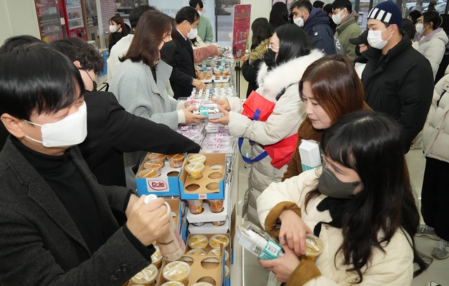 ▲ 영진전문대학교(총장 최재영) 도서관은 14일 오후 기말고사를 치는 재학생을 격려하는 간식나눔 행사를 펼쳤다.ⓒ영진전문대