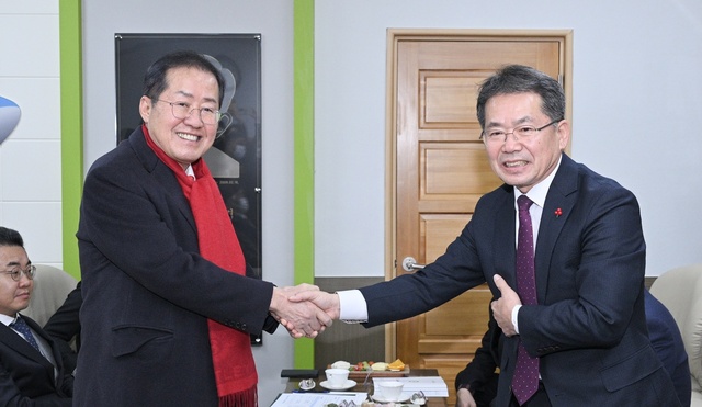 ▲ 준표 대구시장(왼쪽)은 16일 오후 3시 김진열 군위군수를 만나 악수를 나누고 있다.ⓒ대구시