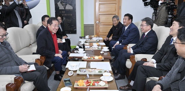 ▲ 홍 시장은 김진열 군수와 박수현 의장 등과 함께 군위군청에서 환담을 나누고 있다.ⓒ대구시