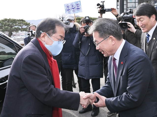 ▲ 홍 시장은 “군위군의 대구 편입을 환영하고, 대구경북통합신공항 개항과 더불어 군위군을 첨단산업도시로 키워나가겠다”고 말했다.ⓒ대구시