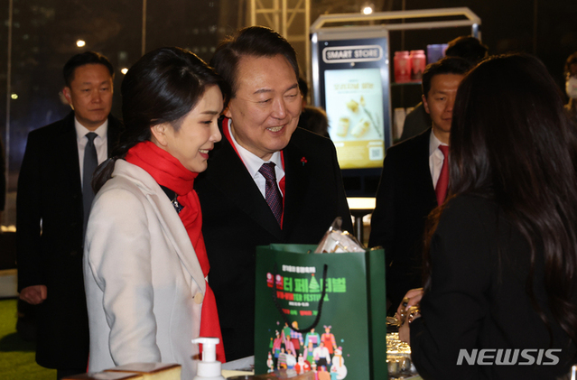 ▲ 윤석열 대통령과 부인 김건희 여사가 16일 서울 종로구 열린송현광장에서 열린 윈·윈터 페스티벌 개막식에서 에어돔 부스를 방문하고 있다. ⓒ뉴시스