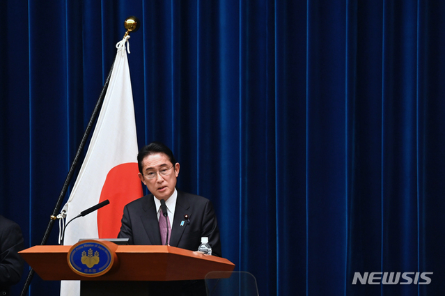 ▲ 기시다 후미오(岸田文雄) 일본 총리가 16일 도쿄 총리 관저에서 기자회견을 하고 있다. 그는 이날 안전보장 관련 3문서 개정에 대해 “전후 안전보장 정책을 크게 전환하는 것으로, 국가와 국민을 지키는 사명을 단호하게 수행할 것
