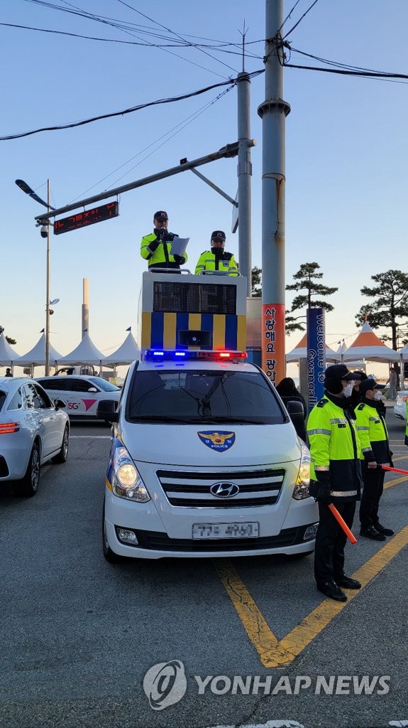 ▲ 지난 15일 부산경찰청이 오는 17일 부산불꽃축제 인파관리에 투입될 혼잡안전관리차량(일명 DJ폴리스) 시연을 하고 있다. 이 차량은 경찰관 2명이 차량에 올라가서 인파관리를 할 수 있도록 개조된 차량이다. DJ폴리스 차량 도입은 국내 최초다. ⓒ연합뉴스