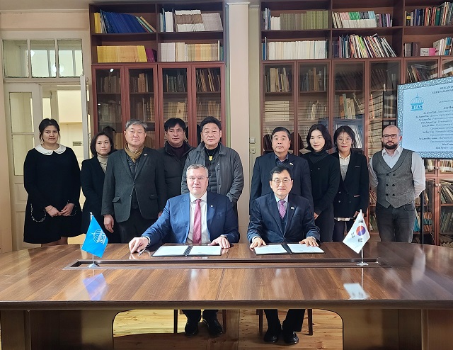 ▲ 현지시간 14일 유네스코 중앙아시아 국제연구소(IICAS)를 찾은 주낙영 경주시장을 포함한 경주시의회 이동협 부의장, 이진락 문화도시위원장 등 경주시 방문단이 상호 협력을 위한 MOU를 체결하고 있다.ⓒ경주시