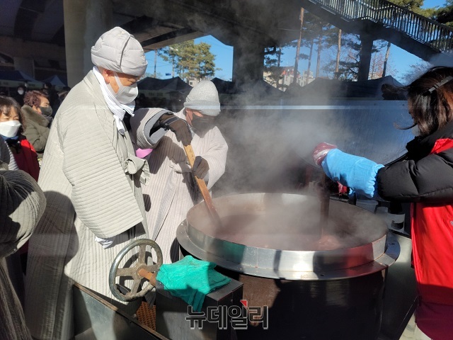 ▲ 포항불교사암연합회는 동지를 맞아 18일 오전 포항시 남구 대잠고가교 아래 철길 숲에서 ‘포항시민과 함께 하는 자비의 동지 팥죽 체험 행사’를 열었다.ⓒ뉴데일리