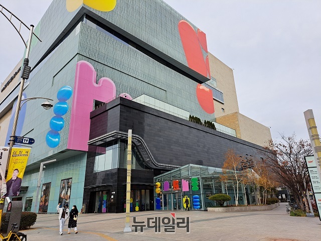 ▲ 지난 16일 1년여간의 리뉴얼을 마치고 개장한 더현대 대구 외관ⓒ조현우 기자