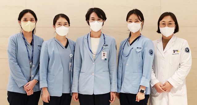 ▲ 세종충남대학교병원 외래간호과가 최근 제주국제컨벤션센터에서 열린 2022년 한국의료질향상학회 가을학술대회에서 ‘구연발표 우수상’을 수상한 뒤 간호사들이 기념촬영을 하고 있다.ⓒ세종충남대병원