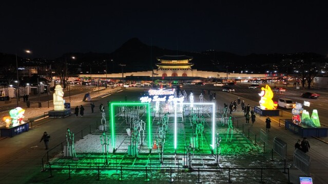 ▲ '2022 서울 빛초롱' 전시물 '마이 소울 서울'과 광화문.ⓒ서울관광재단