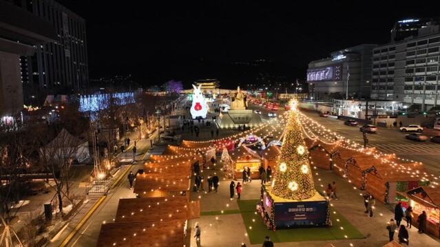▲ 광화문 광장에 설치된 서울 빛초롱 전시물과 광화문 광장 마켓.ⓒ서울관광재단
