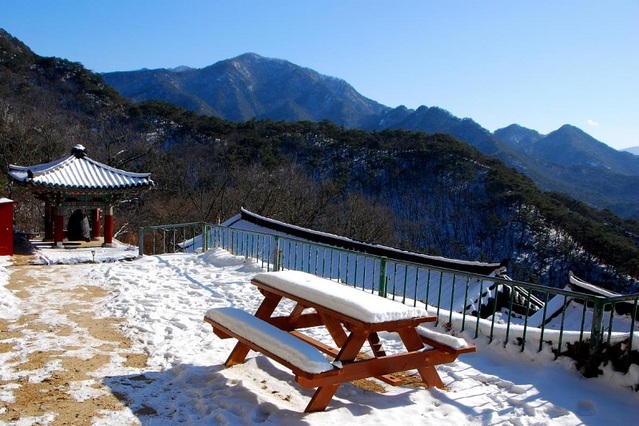 ▲ 범종각 너머로 보이는 망덕봉과 금수산.ⓒ진경수 山 애호가