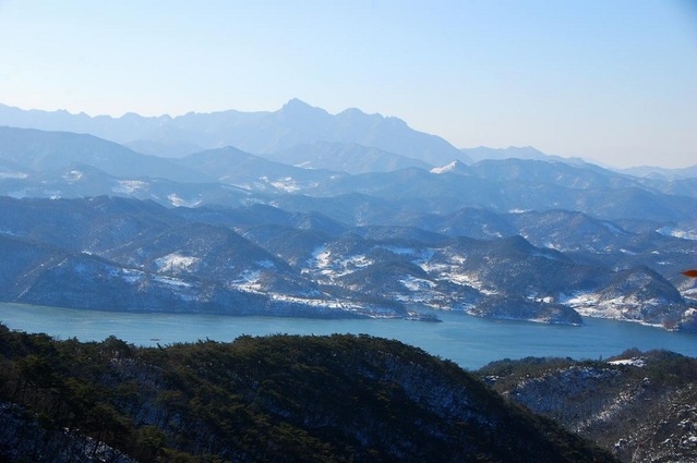 ▲ 지장전 앞에서 바라 본 청풍호와 월악산.ⓒ진경수 山 애호가