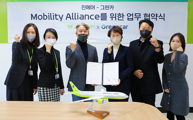 ▲ 이장훈 진에어 마케팅본부장(왼쪽에서 3번째)과 문소영 그린카 CSO(왼쪽에서 4번째)가 전략적 파트너십 MOU 체결 후 기념 촬영을 하고 있다. ⓒ진에어