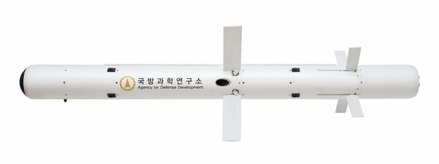 ▲ 국내 기술로 체계개발에 성공한 소형무장헬기 탑재용 공대지유도탄 '천검' ⓒ방위사업청