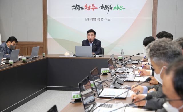 ▲ 이범석 청주시장 19일 임시청사 소회의실에서 주간업무보고를 주재하고 있다.ⓒ청주시