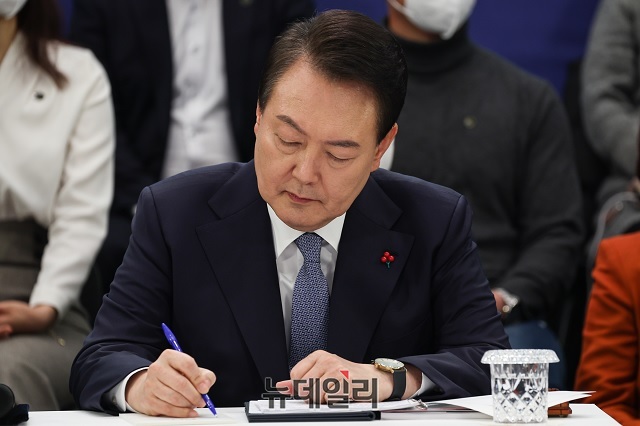 ▲ 윤석열 대통령이 지난 15일 서울 청와대 영빈관에서 열린 제1차 국정과제 점검회의를 주재하며 메모하고 있다.ⓒ대통령실 제공