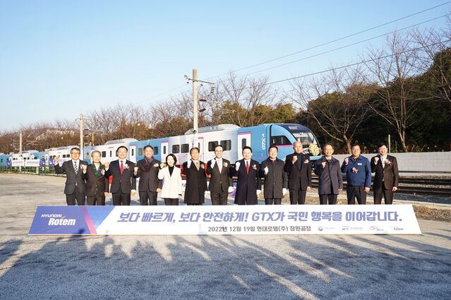 ▲ 19일 현대로템 창원공장에서 열린 수도권광역급행철도 GTX-A 출고식에서 왼쪽부터 정경훈 SG레일 대표이사, 김한영 국가철도공단 이사장, 홍남표 창원시장, 이동환 고양시장, 홍정민 의원, 윤후덕 의원, 이용배 현대로템 대표이사, 원희룡 국토교통부 장관, 박완수 경남도지사, 이용우 의원, 한석윤 한국철도기술연구원장, 박종출 현대로템 지회장, 최진석 한국철도학회장이 기념촬영을 하고 있다.ⓒ현대로템