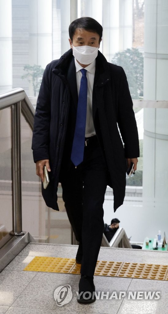 ▲ '청와대의 울산시장 선거 개입 의혹'과 관련해 재판에 넘겨진 전 청와대 정무수석 더불어민주당 한병도 의원이 19일 오전 서울 서초구 서울중앙지법에서 열린 공판에 참석하기 위해 법정으로 이동하고 있다. ⓒ연합뉴스