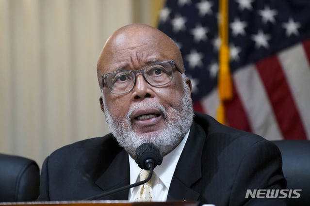 ▲ 베니 톰슨 하원특별조사위원회 위원장이 19일(현지시간) 워싱턴 의사당에서 1·6 의회 난입 사태 조사 마지막 회의 중 발언하고 있다. ⓒ워싱턴=AP/뉴시스