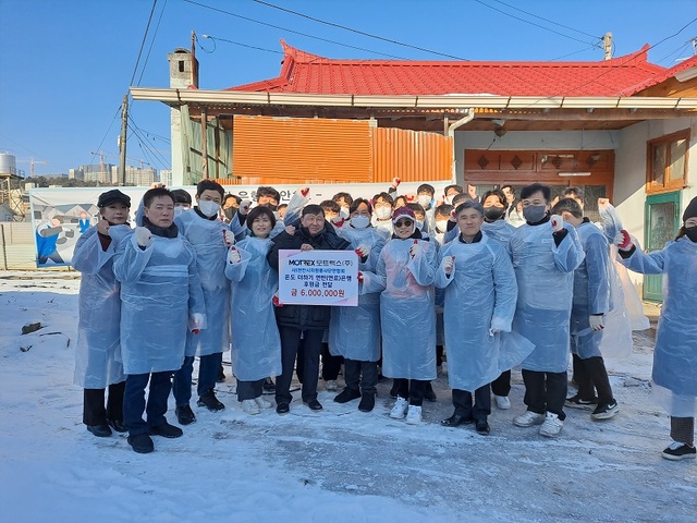 ▲ 모트렉스㈜ 임직원들이 소외된 이웃의 따뜻한 겨울나기를 위해 지난 19일 600만원 후원금을 전달하고 연탄 나눔 봉사활동을 펼쳤다.ⓒ천안시