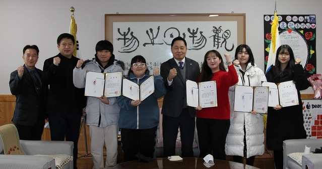 ▲ 채훈관 총장이 최우수 동아리 
회장 등에게 총장 표창을 전달한 뒤 파이팅을 외치고 있다. ⓒ유원대학교