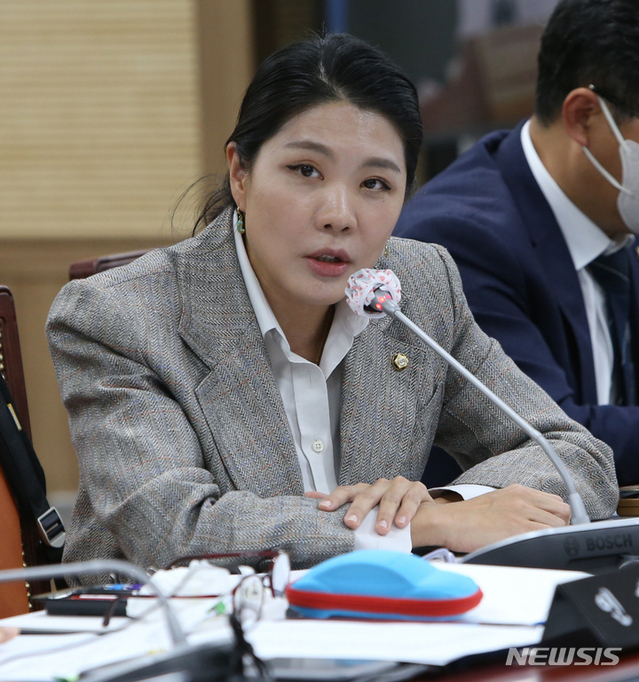 ▲ 10월13일 오후 국회 보건복지위원회 더불어민주당 신현영 의원이 강원 원주시 국민건강보험공단 4층 국정감사장에서 열린 국민건강보험공단, 건강보험심사평가원 국정감사에서 강도태 국민건강보험공단 이사장에게 질의하고 있다ⓒ뉴시스