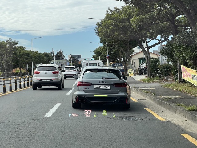 ▲ 헤드업디스플레이에 차간 거리와 속도 등이 직관적으로 표시돼 편리한 운전을 돕는다. ⓒ정원일 기자