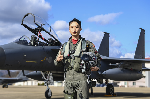 ▲ 2022 공군 'Top Gun'에 선정된 제11전투비행단 소속 F-15K 전투기 조종사 김유준 대위. ⓒ공군