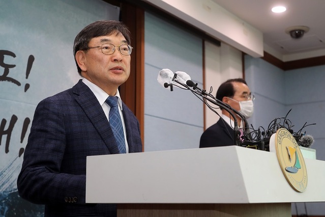 ▲ 문일재 강원도청신청사건립부지선정위원장이 20일 도청에서 신청사 부지로 동내면 고은리 일원을 발표하고 있다.ⓒ강원도