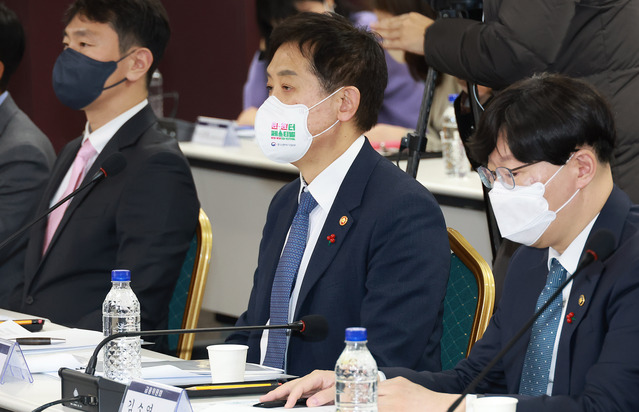 ▲ 금융위원회는 20일 제 5차 금융규제 혁신회의를 열고 핀테크 혁신펀드 규모를 1조원으로 늘리기로 했다. (왼쪽부터) 이복현 금융감독원장, 김주현 금융위원장, 김소영 금융위 부위원장 ⓒ뉴데일리