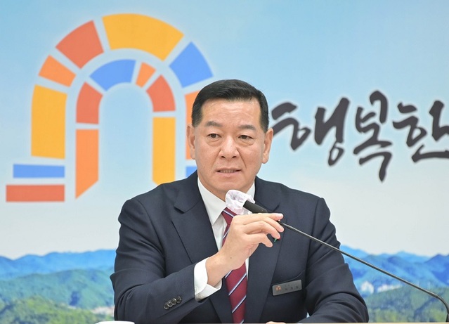 ▲ 최원철 공주시장이 20일 시청 집현실에서 송년 기자간담회를 하고 있다.ⓒ공주시