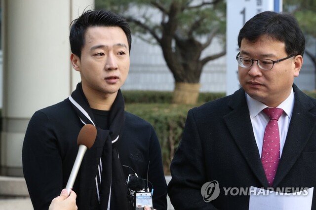 ▲ 나눔의집·정의기억연대(정의연·옛 한국정신대문제대책협의회) 후원금 반환 청구 소송 원고 측 대표 김영호씨(왼쪽)가 20일 오후 서울 서초구 중앙지방법원에서 1심에 패소한 후 소감을 밝히고 있다. ⓒ연합뉴스