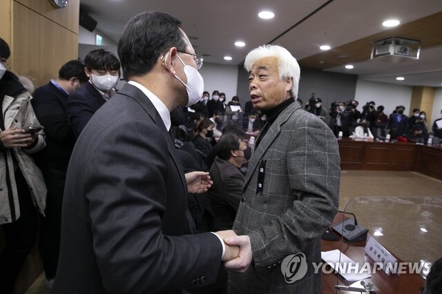 ▲ 주호영 국민의힘 원내대표(왼쪽)가 20일 오후 국회 의원회관 제9간담회실에서 열린 이태원 참사 유가족협의회 간담회에서 눈물 흘리는 이종철 10.29 이태원 참사 유가족협의회 대표를 위로하고 있다.ⓒ연합뉴스