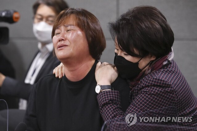 ▲ 20일 오후 국회 의원회관 제9간담회실에서 열린 이태원 참사 유가족협의회 간담회에서 조은희 국민의힘 의원이 오열하는 유가족을 위로하고 있다.ⓒ연합뉴스