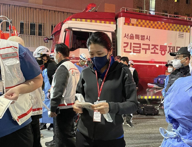 신현영 더불어민주당 의원이 10월30일 서울 이태원 사고 현장에서 재난의료지원팀(DMAT)으로 구조활동에 참여했다. ⓒ신현영 의원 페이스북 갈무리