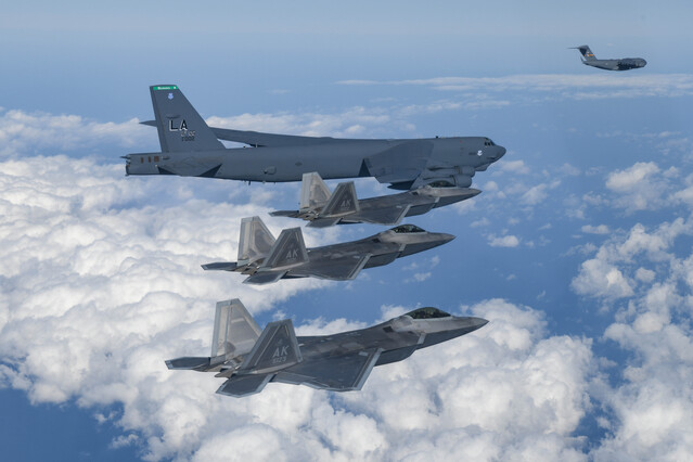 ▲ 20일 한미 연합공군훈련을 위해 한반도 인근에 전개한 美 B-52H, F-22, C-17이 함께 비행하고 있다. ⓒ국방부