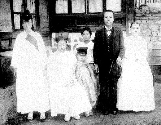 ▲ 1904년 11월 이승만이 미국으로 떠나기 전에 청계천 모전교 근처 사진관에서 찍은 가족사진.ⓒ연세대이승만연구원
