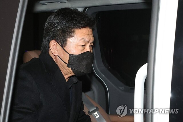 ▲ 이임재 전 용산경찰서장이 지난 11일 오후 서울 마포구 이태원 사고 특별수사본부에서 조사를 받은 뒤 차량에 탑승하고 있다. ⓒ연합뉴스