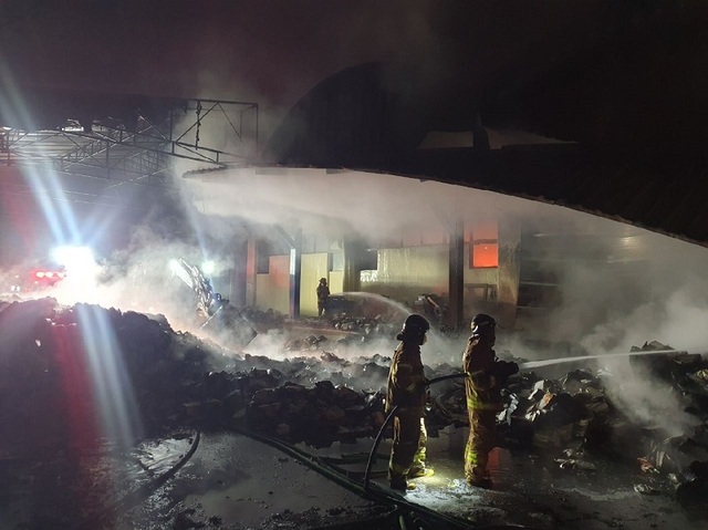 ▲ 21일 오전 0시 46분쯤 세종시 연동면 교과서 인쇄 공장에서 불이 나 소방대원들이 진화작업을 벌이고 있다.ⓒ세종소방본부