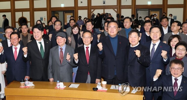 ▲ 21일 오전 서울 여의도 국회 의원회관에서 열린 국민의힘 '국민공감' 2차 공부 모임에서 정진석 비상대책위원장, 김기현 의원, 장제원 의원, 이철규 의원 등 참석자들이 기념촬영하고 있다.ⓒ연합뉴스