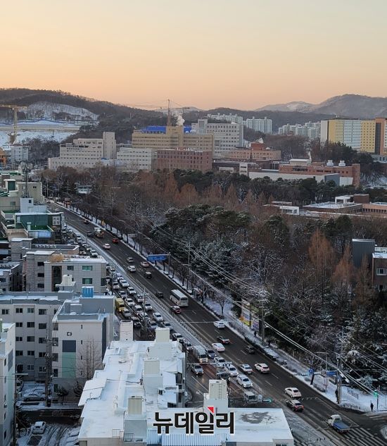 ▲ 충북대 후문 주변 아침 출근길 도로 모습.ⓒ김동식 기자