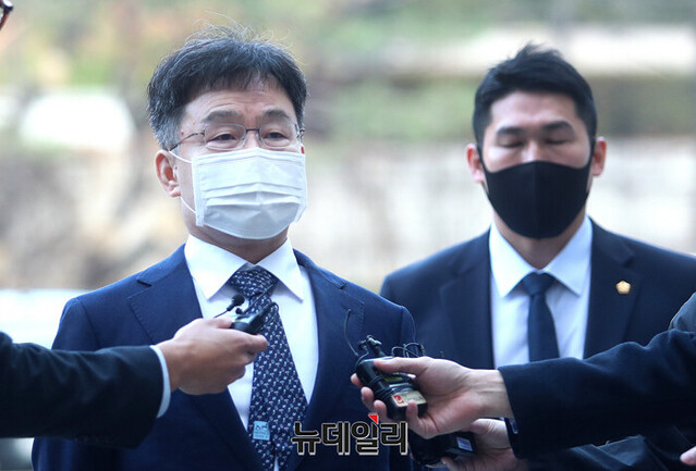 ▲ 구속기간 만료로 석방된 화천대유 대주주 김만배 씨가 지난달 25일 오전 대장동 개발 의혹 재판에 출석하기 위해 서울 서초구 서울중앙지방법원으로 들어서고 있다. ⓒ뉴데일리DB