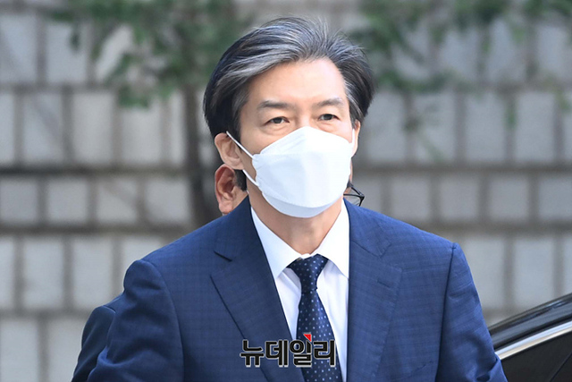 ▲ 뇌물수수 등 혐의를 받고 있는 조국 전 법무부 장관이 지난달 18일 오전 서울 서초구 중앙지법에서 열린 공판에 출석하고 있다. ⓒ뉴데일리DB