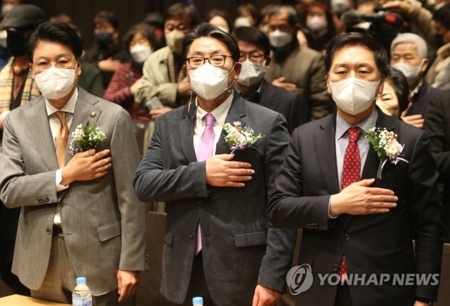 ▲ 장제원 국민의힘 의원(왼쪽)과 김기현 의원(오른쪽)이 20일 경남 김해시 김해중소기업비스니스센터에서 열린 경남혁신포럼 정기총회에 나란히 참석해 국민의례를 하고 있다. 가운데는 홍태용 김해시장.ⓒ연합뉴스