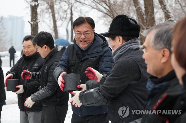 ▲ 국민의힘 정진석 비상대책위원장이 21일 오전 서울 강남구 구룡마을에서 연탄 나눔 봉사활동을 하고 있다. ⓒ연합뉴스